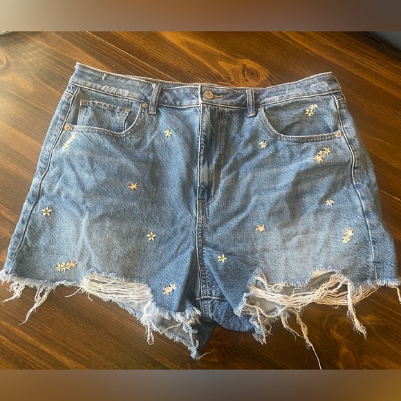 American Eagle Mom Short with Floral Embroidery - Picture 4 of 5